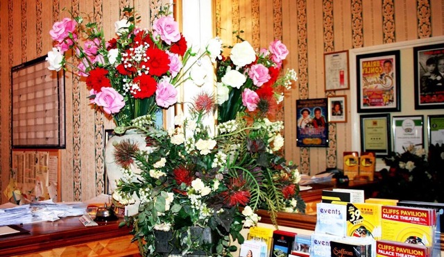 2 Bedroom Flat with B/fast & Parking, near Theatrenn