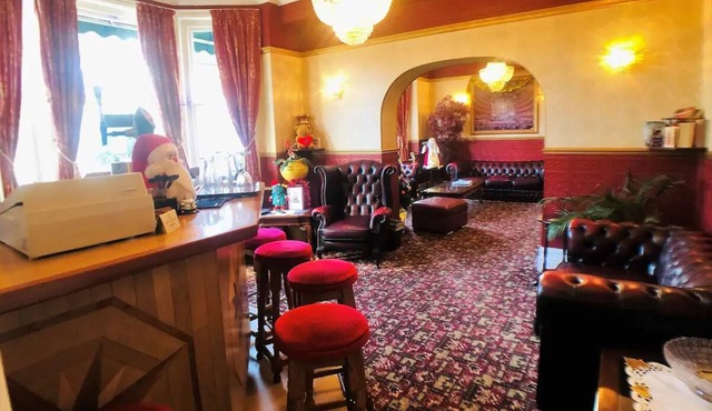 2 Bedroom Flat with B/fast & Parking, near Theatrenn