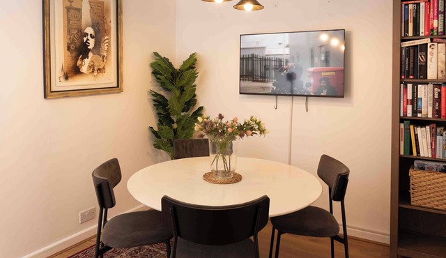 2 Bedroom Flat in Haggerston. 1 min to the Station (Windrush Line).