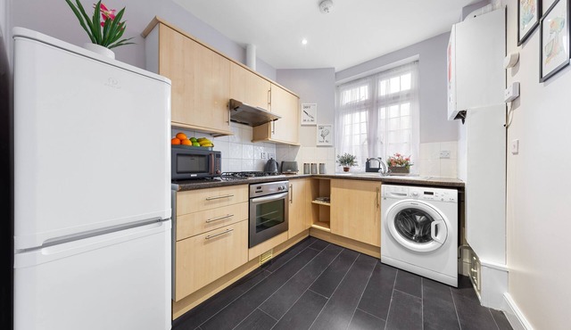 2-bedroom flat with a king-size bed in London, UK.