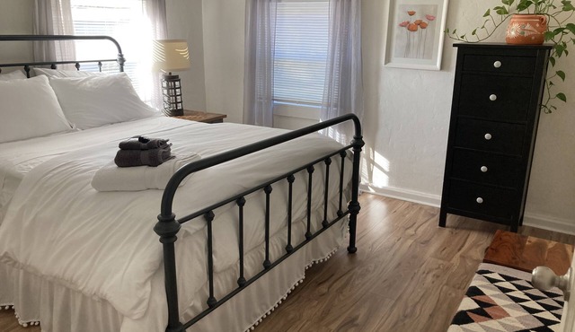 2 Bedroom Flat With Short Walk to Downtown