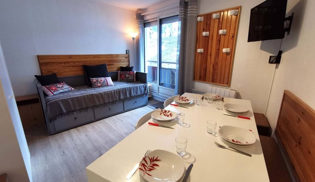 2-Bedroom Cabin Near Slopes, New Kitchen, Balcony, 4 Pax