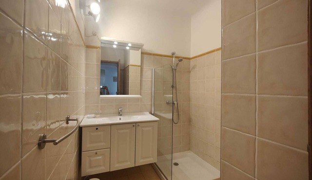2-bedroom apartment with garden, 5-minute walk from Lac de Ste Croix.