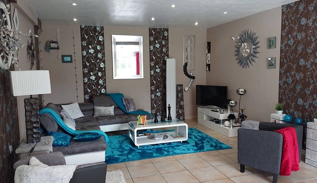 2 bedroom house, 500m from the beach and shops.