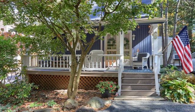 2 Bedroom fully updated cozy Mt. Gretna Cottage with parking