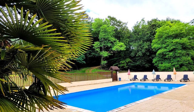 2-bedroom gîte for 5 to 7 people in Sarlat. Heated swimming pool. Free WIFI.