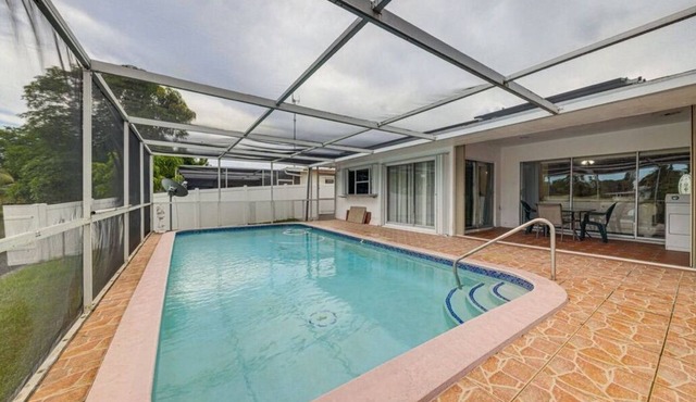 2 Bedroom Gem Close to Beach