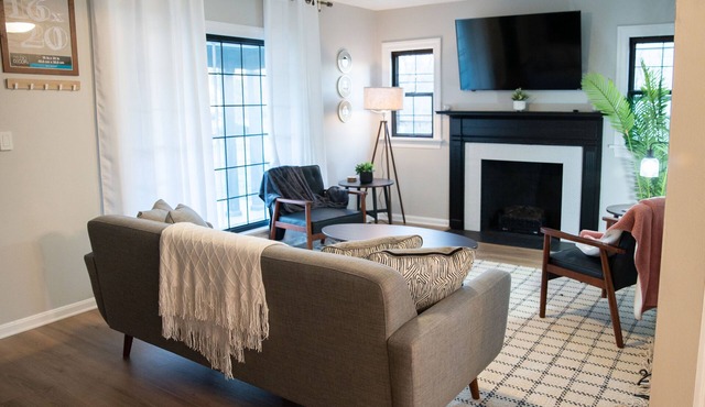 2 bedroom getaway in the heart of Mill Creek Park just a block from Newport Lake