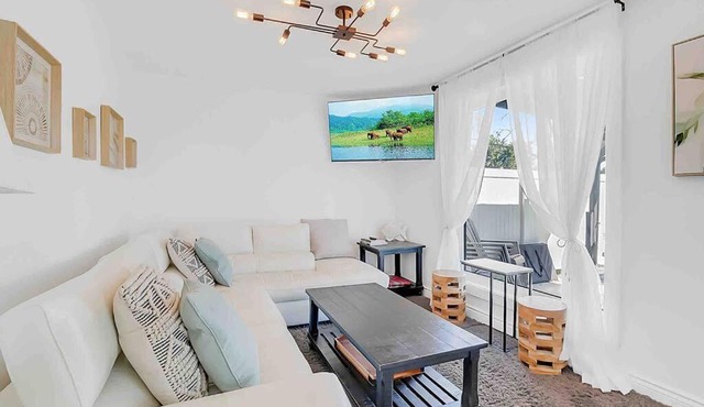 2 bedroom Getaway on the River/close to marina