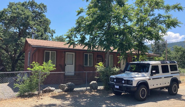 2-Bedroom Gold Miners Cabin on Trinity River, with Wi-Fi & Wood Stove.