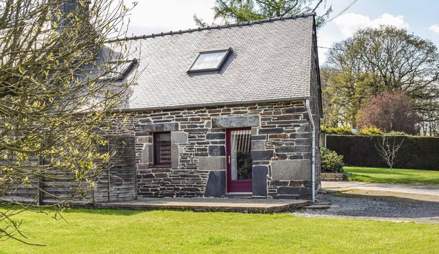 2 bedroom gorgeous home in Gouarec