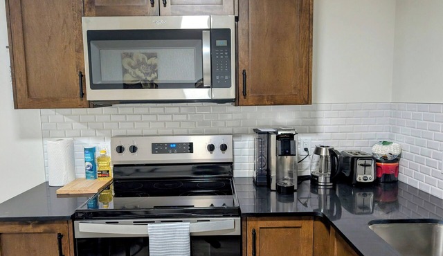 2-bedroom Guest Suite in SW Calgary with WiFi