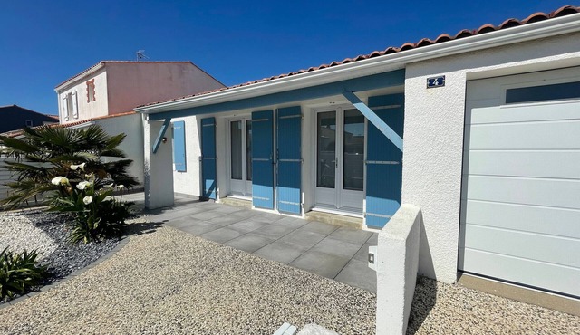 2-bedroom house with garden and terrace near beach