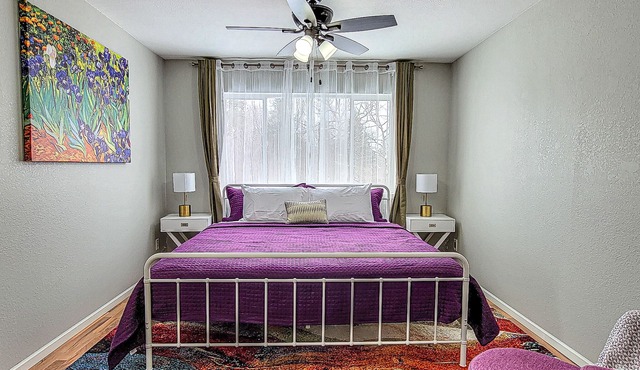 2 bedroom Hide-a-way with Balcony- minutes from Lake George