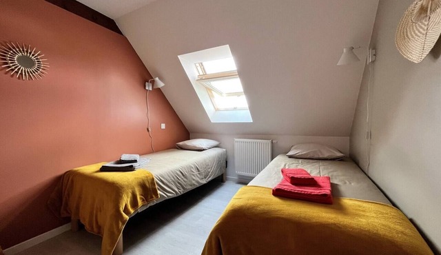 2-bedroom holiday cottage between Colmar and Mulhouse. Ideal for business or family: Dishwasher, fiber optic internet, Smart TV. On the Alsace Wine Route, with immediate road access and shops within walking distance.