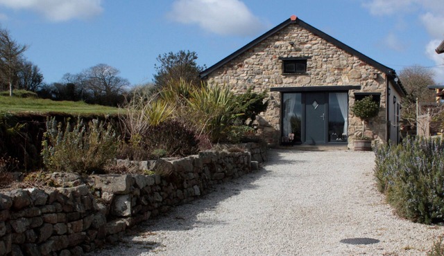 2 Bedroom Holiday Home - with Hot Tub & EV Charger