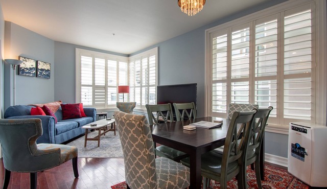 2 Bedroom Home in Downtown Seattle! King Bed/Secured Parking & Indoor Pool!