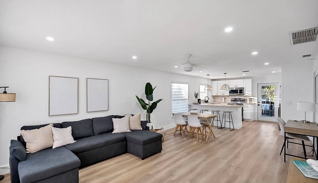 2 Bedroom Home in Fort Myers by Sanibel & Beaches, Private, WiFi, AC, Sleeps 6