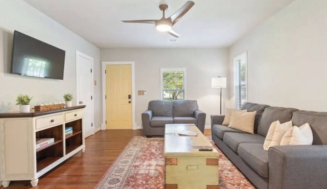 2 Bedroom Home-Midtown-Fully-Fenced-5 minutes to Expo