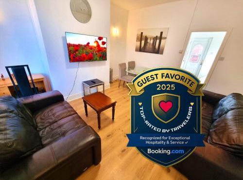 2 Bedroom Home Perfect for Work & Family Short Long-Term Stays Easy Access to Manchester, Oldham, Bury