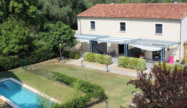 2 bedroom home with pool in great location in lovely market town in wine region.