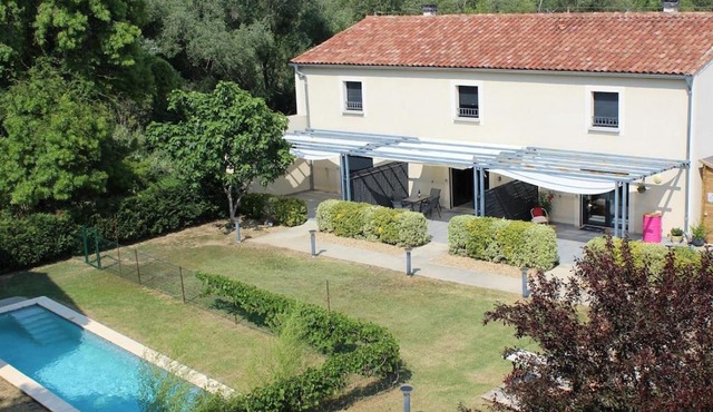 2 bedroom home with shared pool in lovely market town of Olonzac in wine region