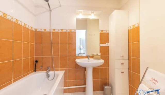 2 bedroom house in Provence with swimming pool 10 minutes from Parc Spirou