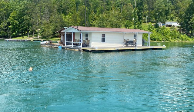 2-bedroom house boat in charming Speedwell with AC