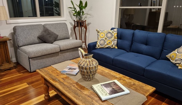 2 bedroom house Central Nagambie sleeps 5. Walking distance to lake and shops.