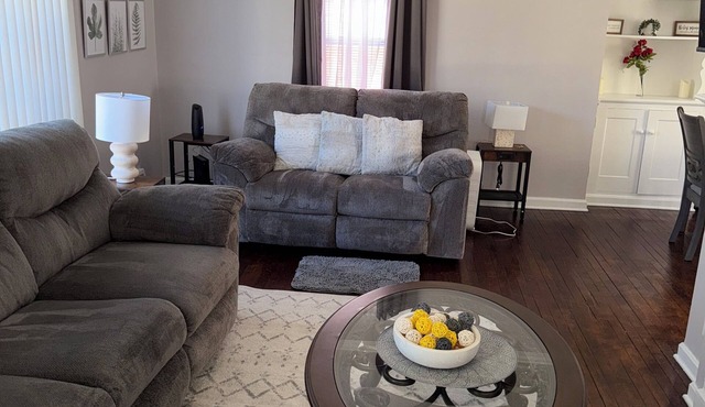 2-bedroom house close to the Cleveland Clinic Main Campus w/fireplace and a den