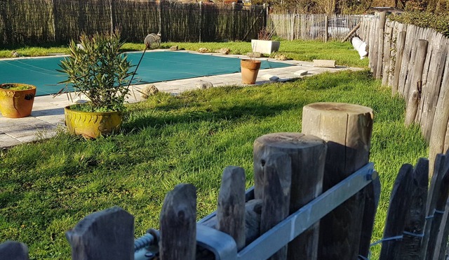 2 bedroom house, enclosed garden, single storey with pool access