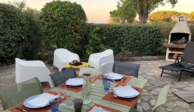 2 bedroom house for 4-6 people, beach 100m, WIFI internet, quiet