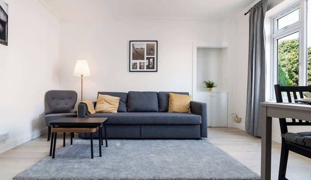 2 Bedroom House-Free Parking- by Holiday Homes