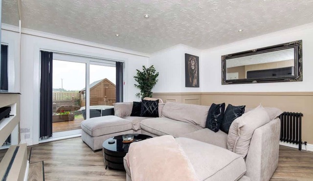 2 Bedroom House-Free Parking-by Holiday Homes