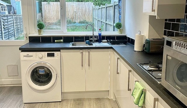 2 bedroom house in Sittingbourne with free parking