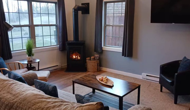 2-bedroom house in beautiful Rosendale NY with access to 100s of acres of woods