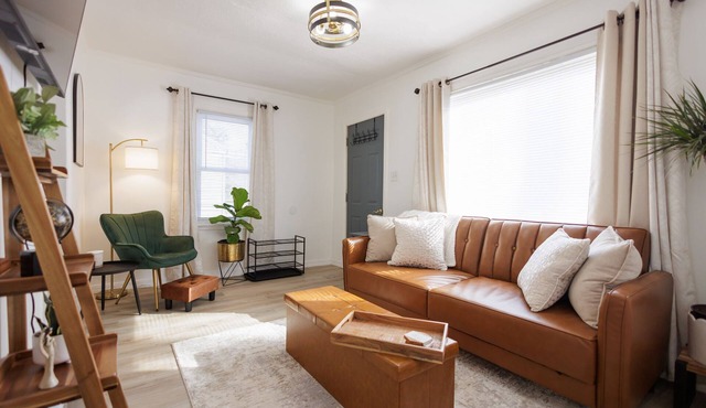 2-bedroom house in charming Aroma Park with AC, WiFi.