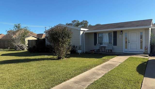 2-bedroom house in cool La Marque with refreshing AC