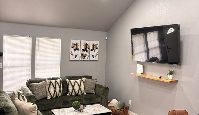 2-bedroom house in gorgeous Tulsa with cool AC breeze