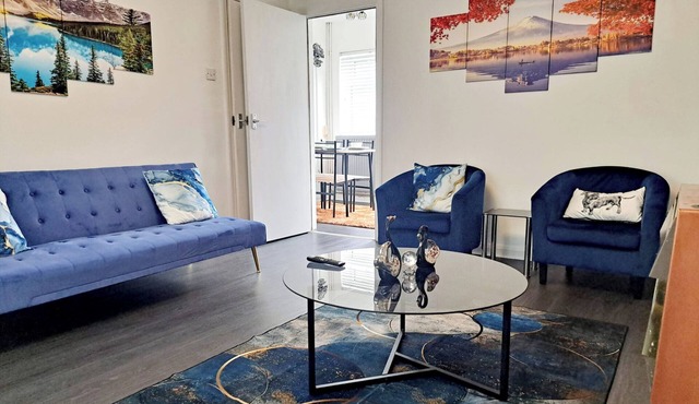 2 Bedroom House in Leeds - Sleeps 5, WiFi, Parking