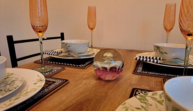 2 Bedroom House in Leeds - Sleeps 5, Wifi, Parking