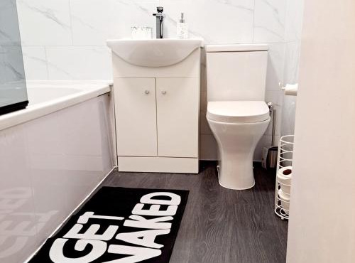 2 Bedroom House in Leeds - Sleeps 5 WiFi Parking