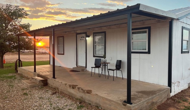 2-bedroom house in lovely Stanton with WiFi, AC. and Heating. Beautiful Sunset!