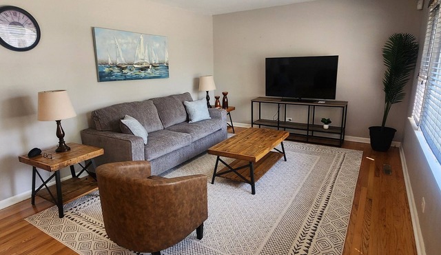 2-bedroom house in peaceful Waukegan with WiFi, AC
