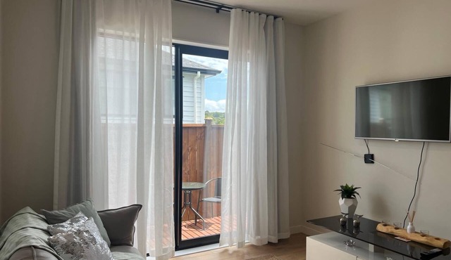 2-bedroom house in perfect Orewa with cool AC and charm