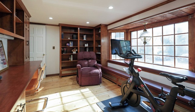 2-bedroom house in pleasant Glen Head with AC and charm