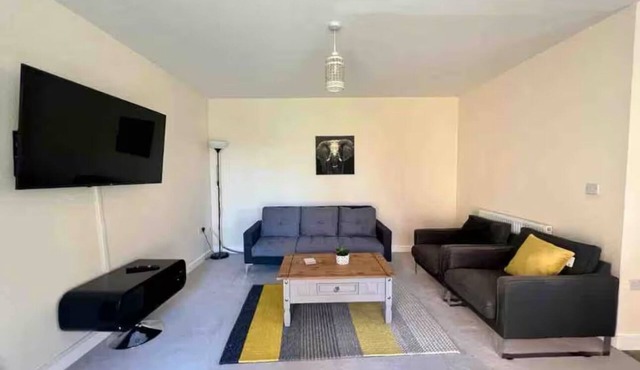 2 Bedroom House in Quiet Neighbourhood, Conveniently Located- 2 Parking Spaces