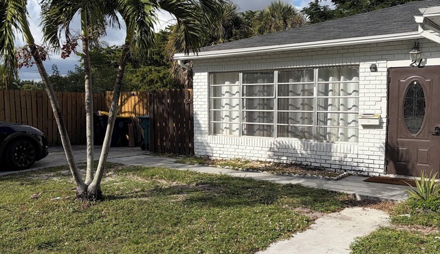 2-bedroom house in wonderful Dania Beach with cool AC
