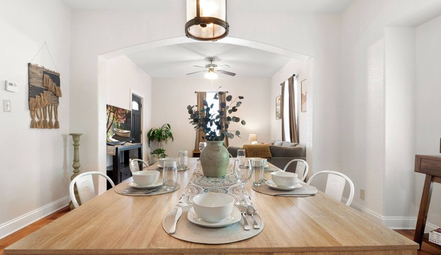 2-bedroom house in marvelous San Antonio with AC for relaxing stays