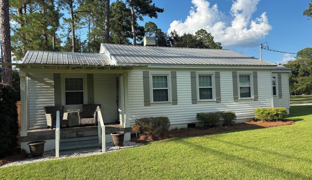 2-bedroom house in charming Thomasville w/small, fenced area & covered parking.